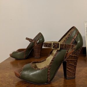 Leather green heels with brown trim